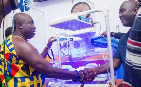 Nana Bediako Brogya Sarpong (left), Asante Akyem Agogo Traditional Area Dompiahene, receiving the incubator from Allen Jubin (right), Chief Commercial Officer, Bayport